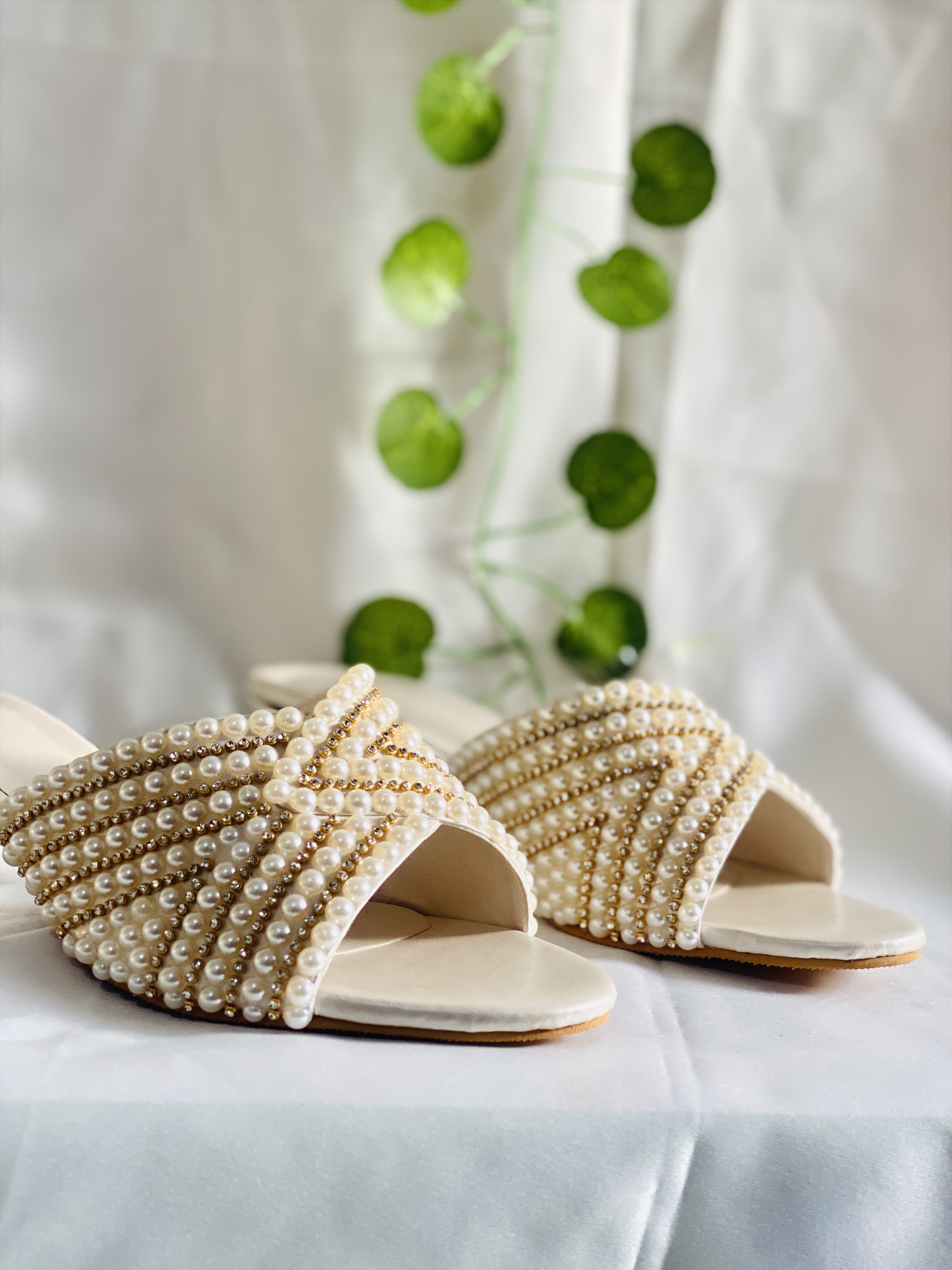 AH1.5-0013 — Off-white heel with gold stone